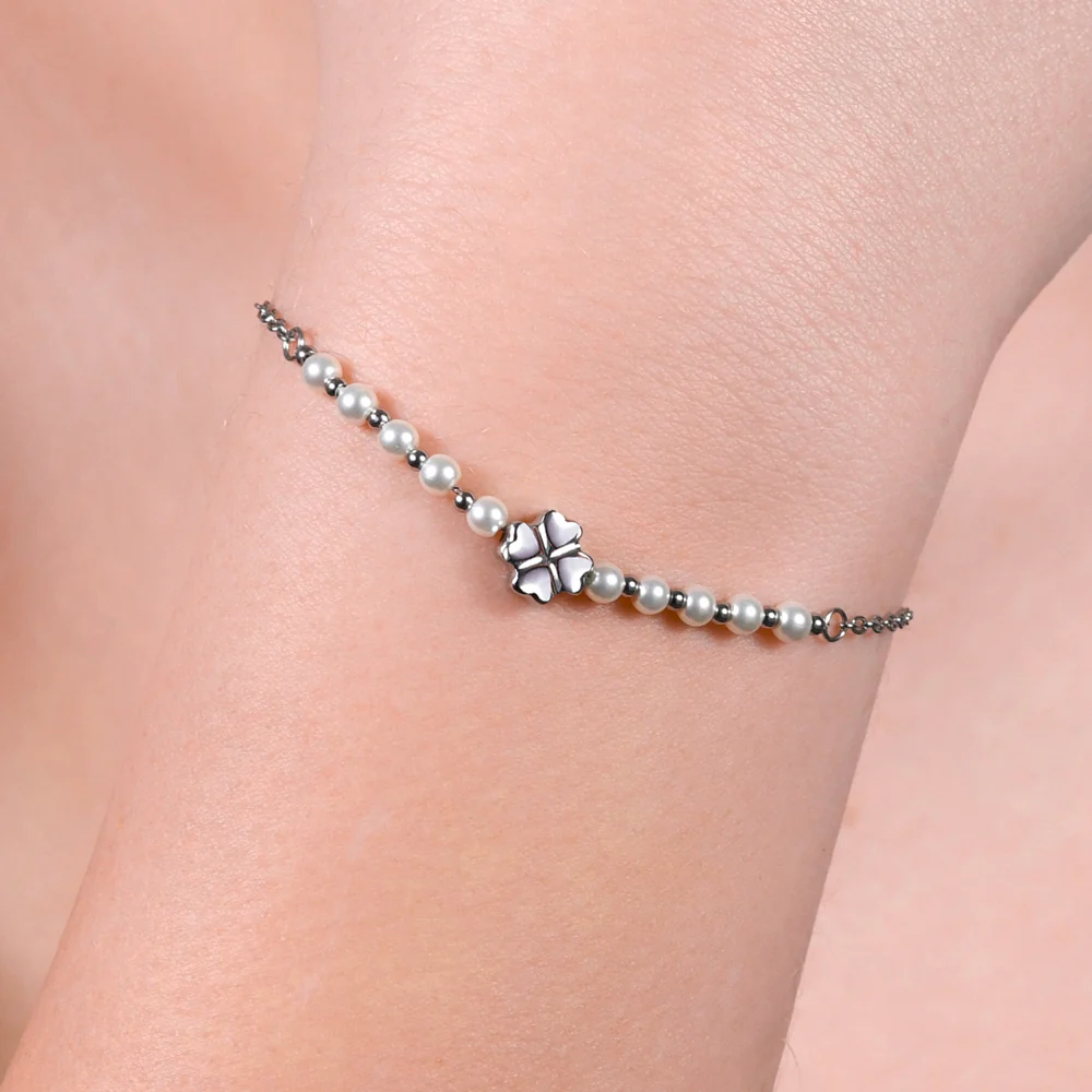 BRACCIALE DONNA CON QUADRIFOGLIO IN ACCIAIO E PERLE SINTETICHE BIANCHE - Image 2