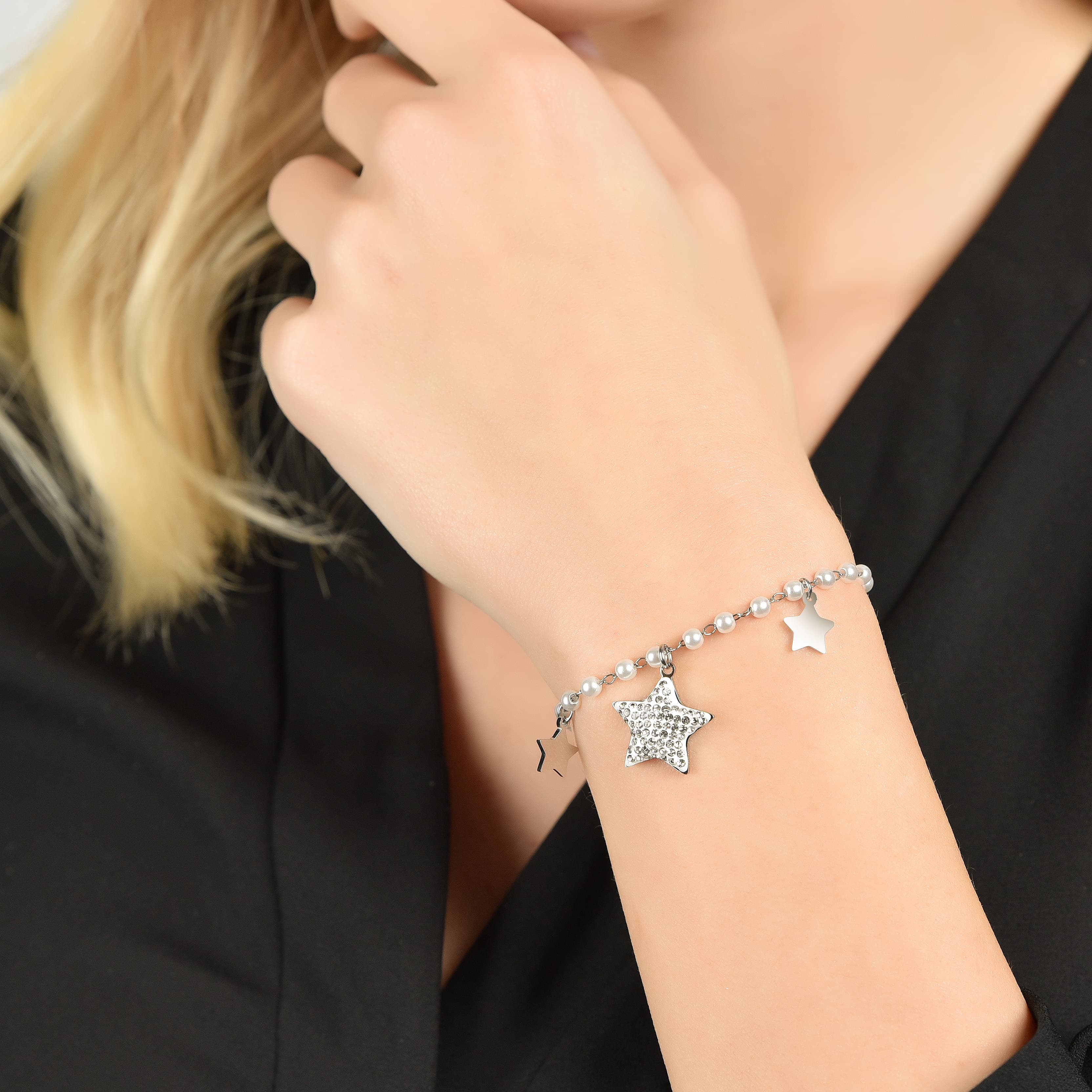 BRACCIALE DONNA IN ACCIAIO CON PERLE BIANCHE E STELLE - Image 2