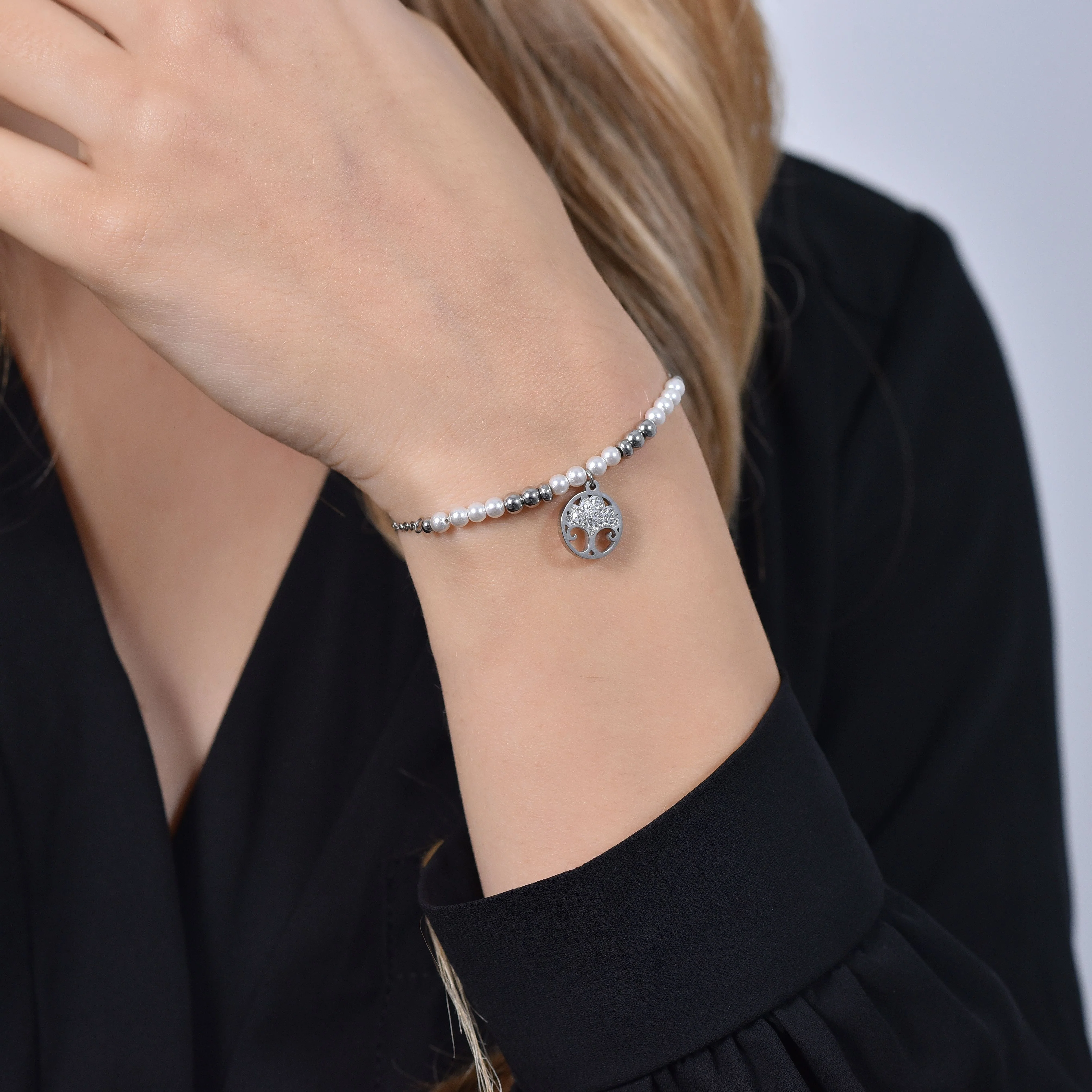 BRACCIALE DONNA IN ACCIAIO CON PERLE SINTETICHE E ALBERO DELLA VITA - Image 2