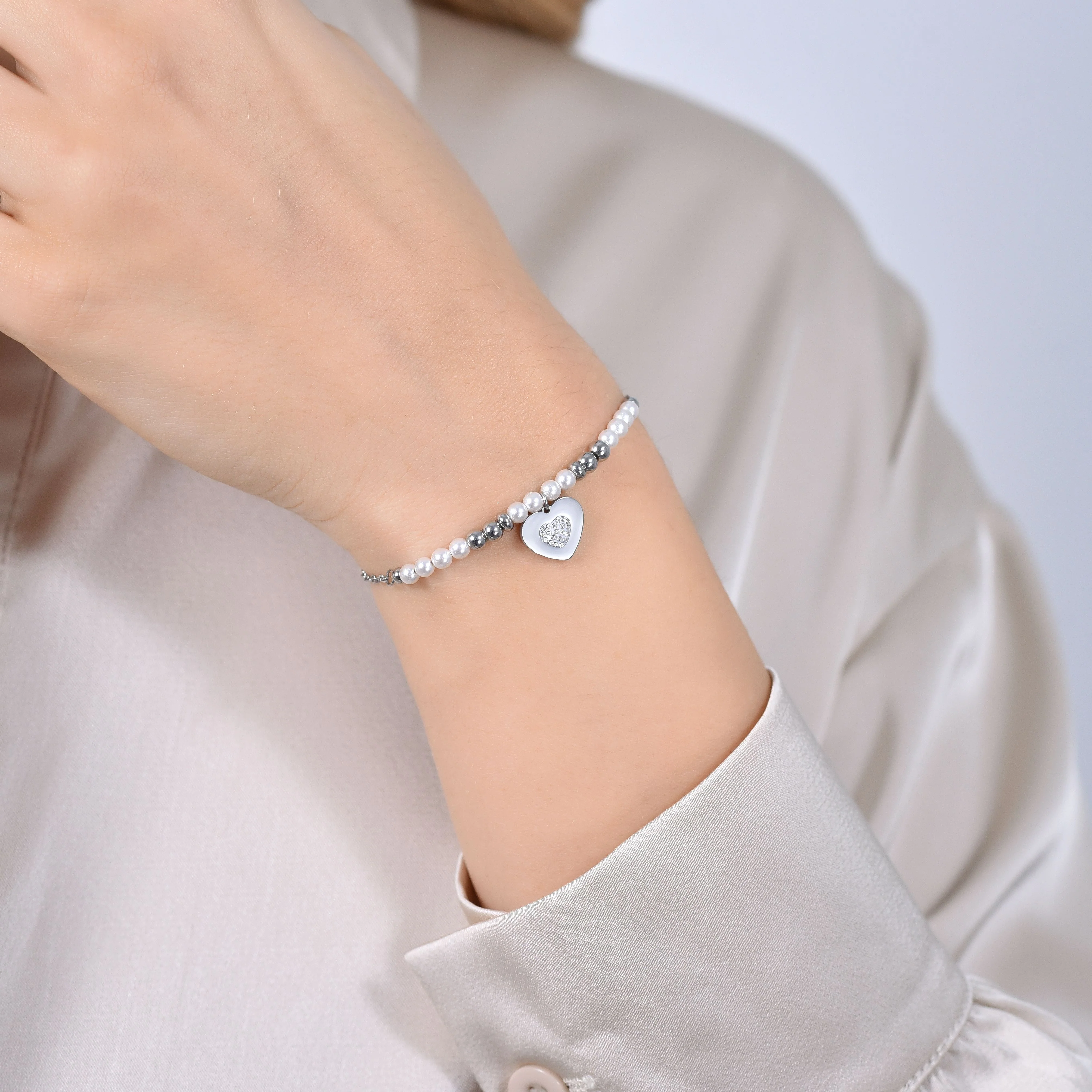 BRACCIALE DONNA IN ACCIAIO CON PERLE SINTETICHE E CUORE - Image 2