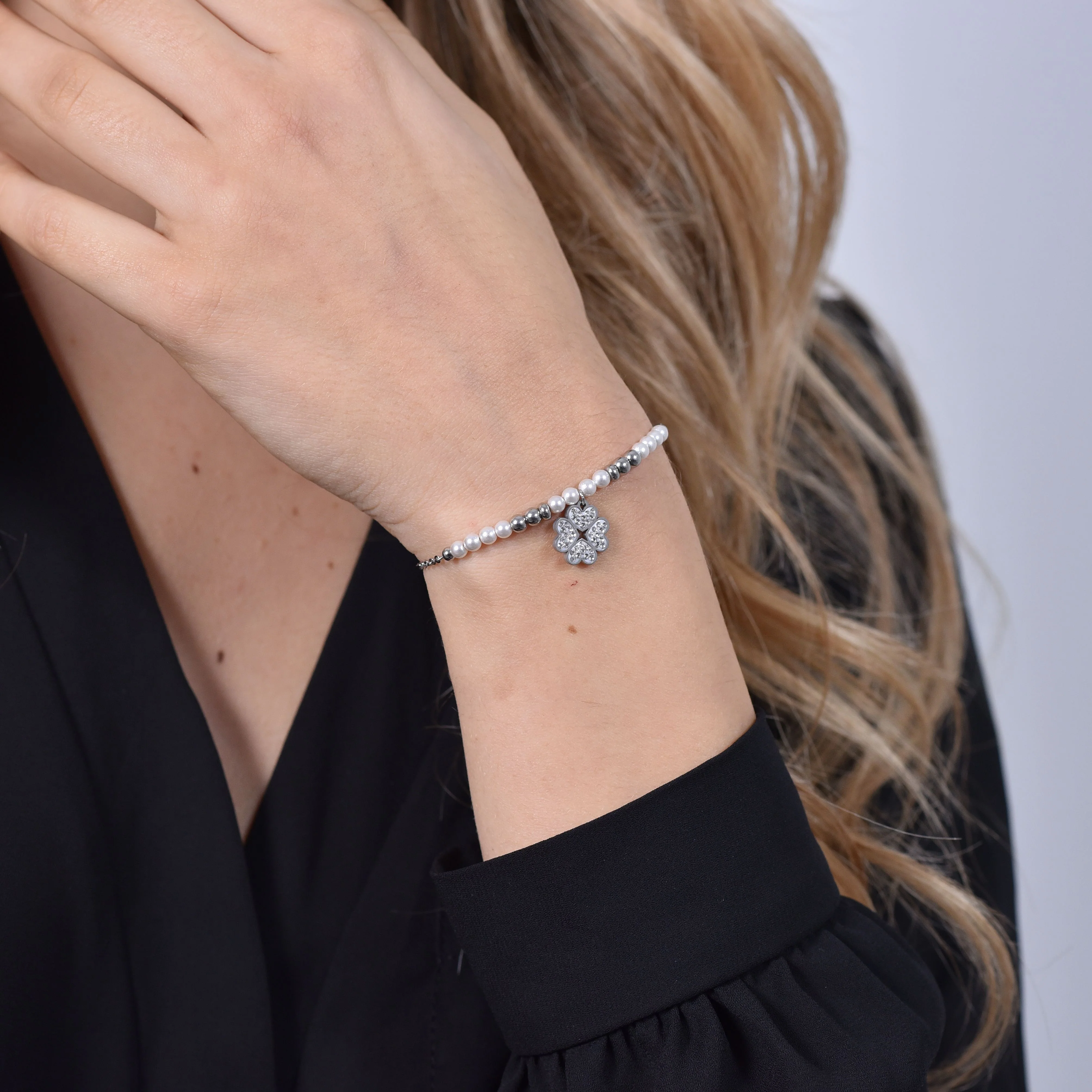 BRACCIALE DONNA IN ACCIAIO CON PERLE SINTETICHE E QUADRIFOGLIO - Image 2