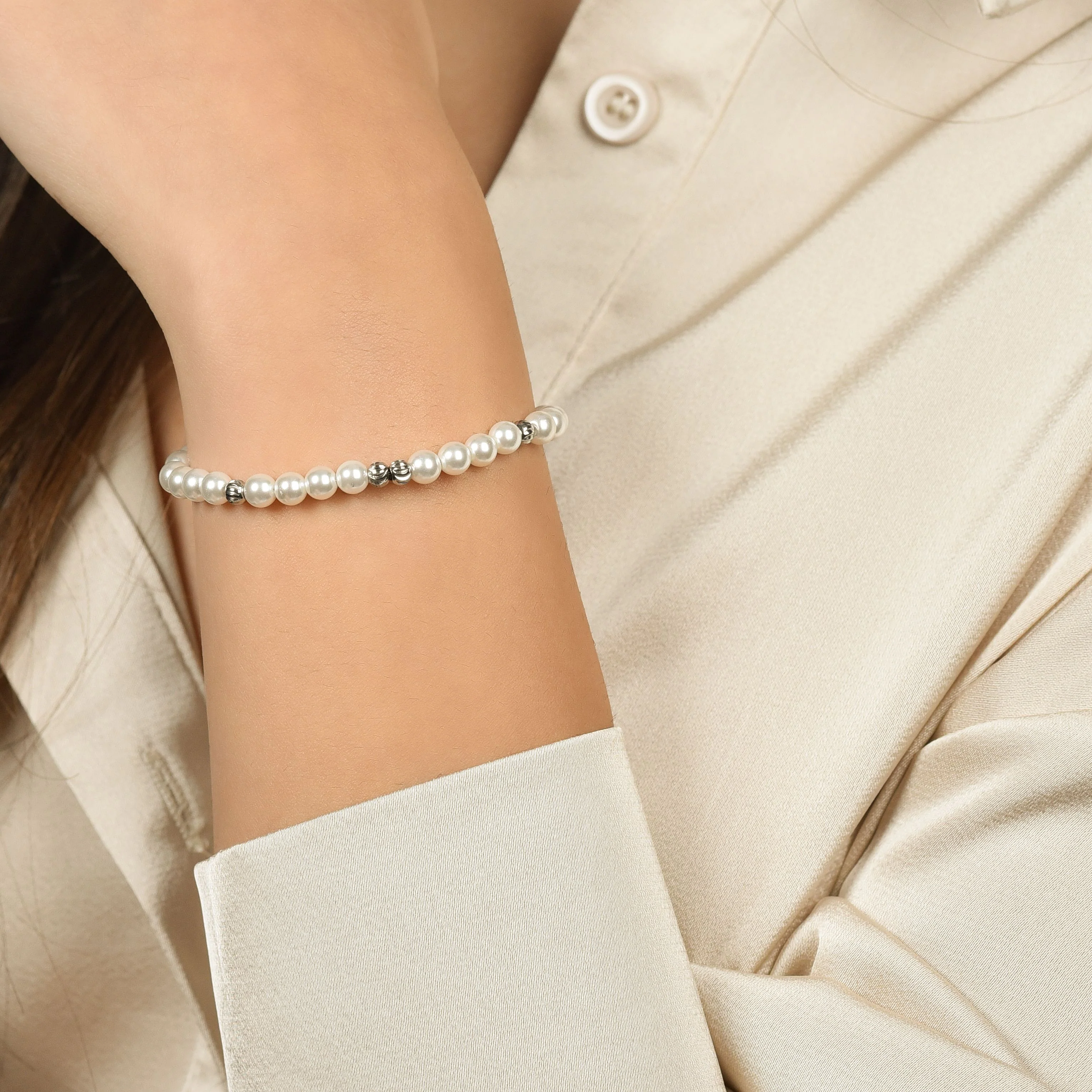 BRACCIALE DONNA IN ACCIAIO CON PERLE SINTETICHE ED ELEMENTI IN ACCIAIO - Image 2