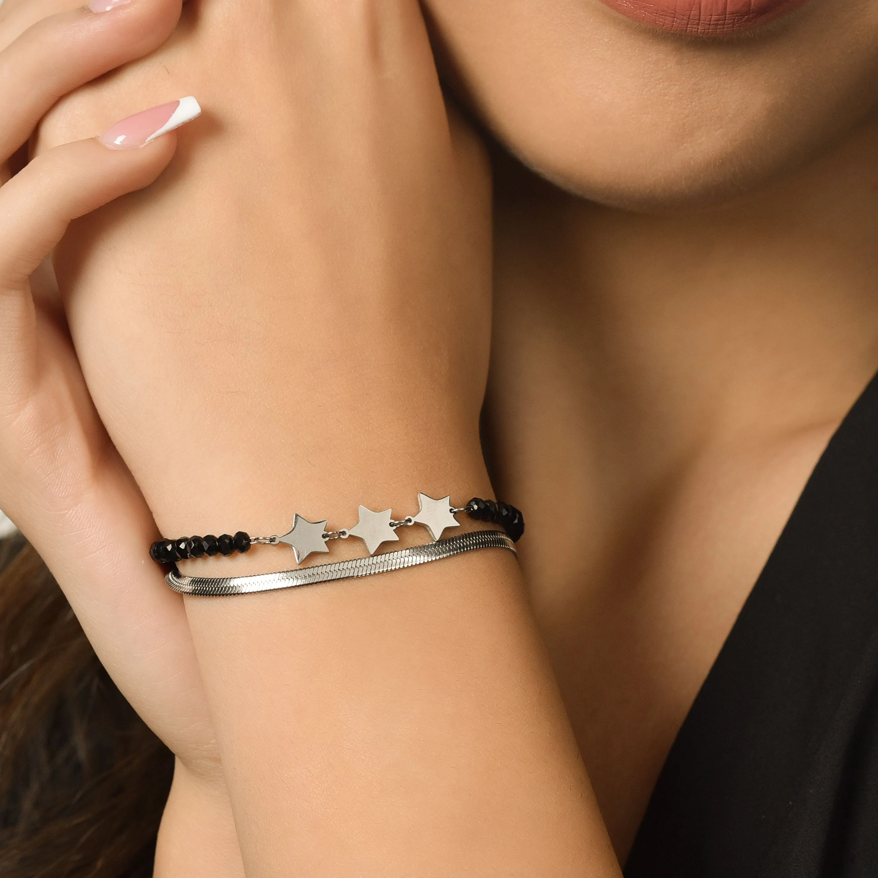 BRACCIALE DONNA MULTIFILO IN ACCIAIO CON CRISTALLI NERI E STELLE - Image 2