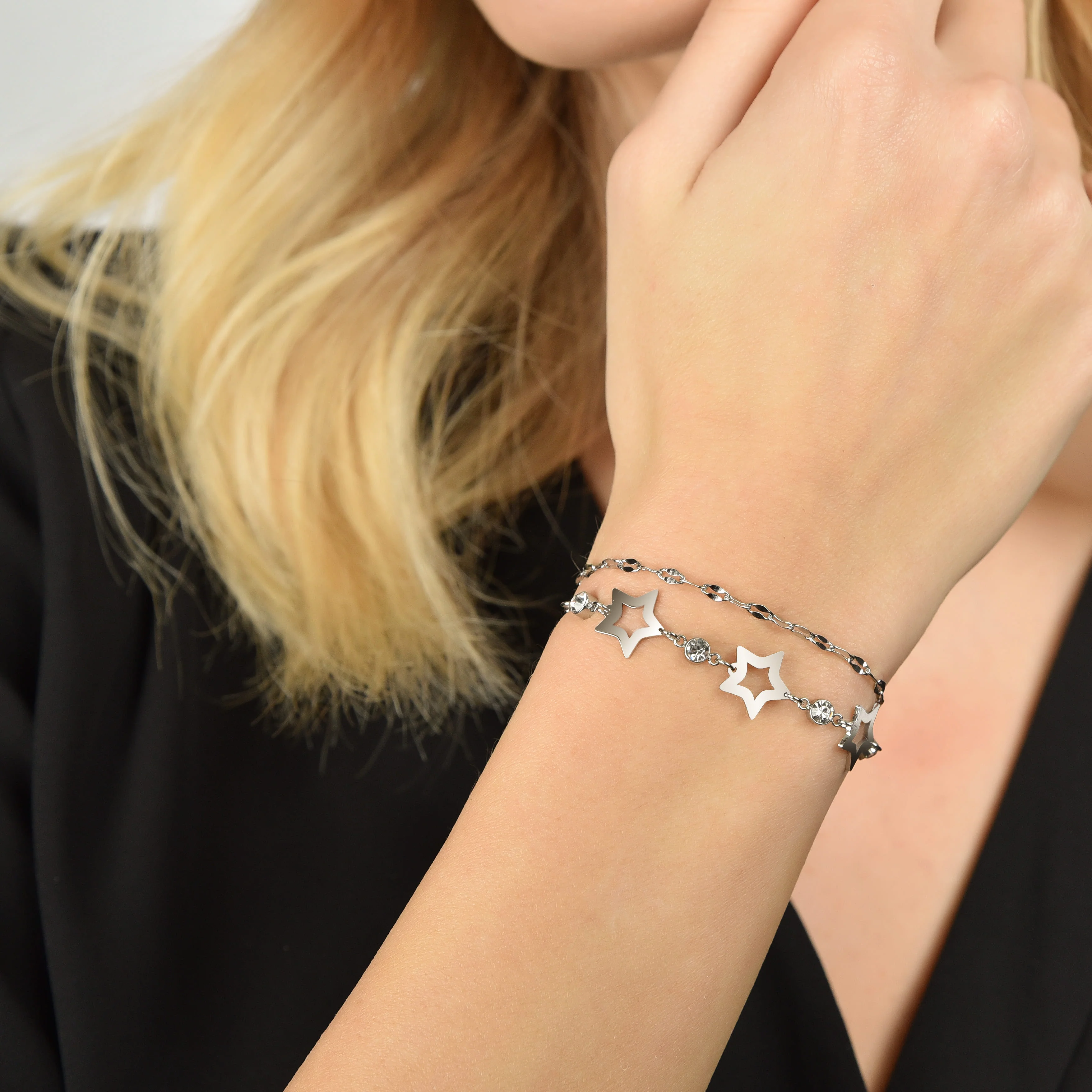 BRACCIALE DONNA MULTIFILO IN ACCIAIO CON STELLE TRAFORATE E CRISTALLI BIANCHI - Image 2
