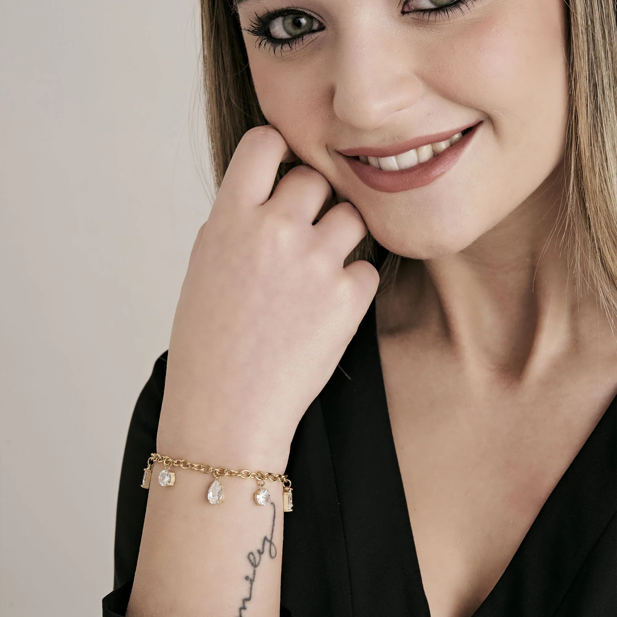 BRACCIALE DONNA IN ACCIAIO IP GOLD CON CRISTALLI BIANCHI - Image 3