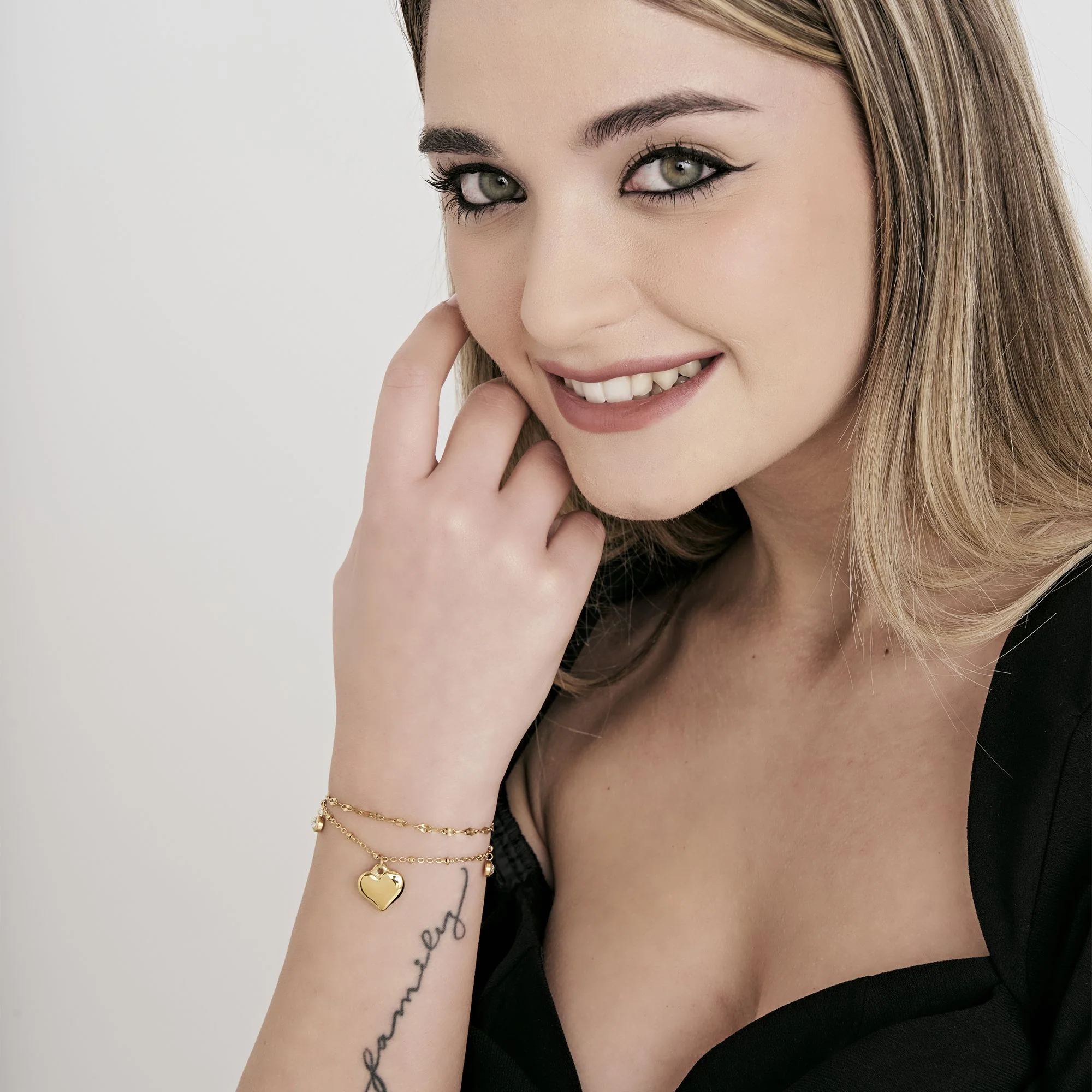 BRACCIALE DONNA IN ACCIAIO IP GOLD CON CUORE E CRISTALLI BIANCHI - Image 3