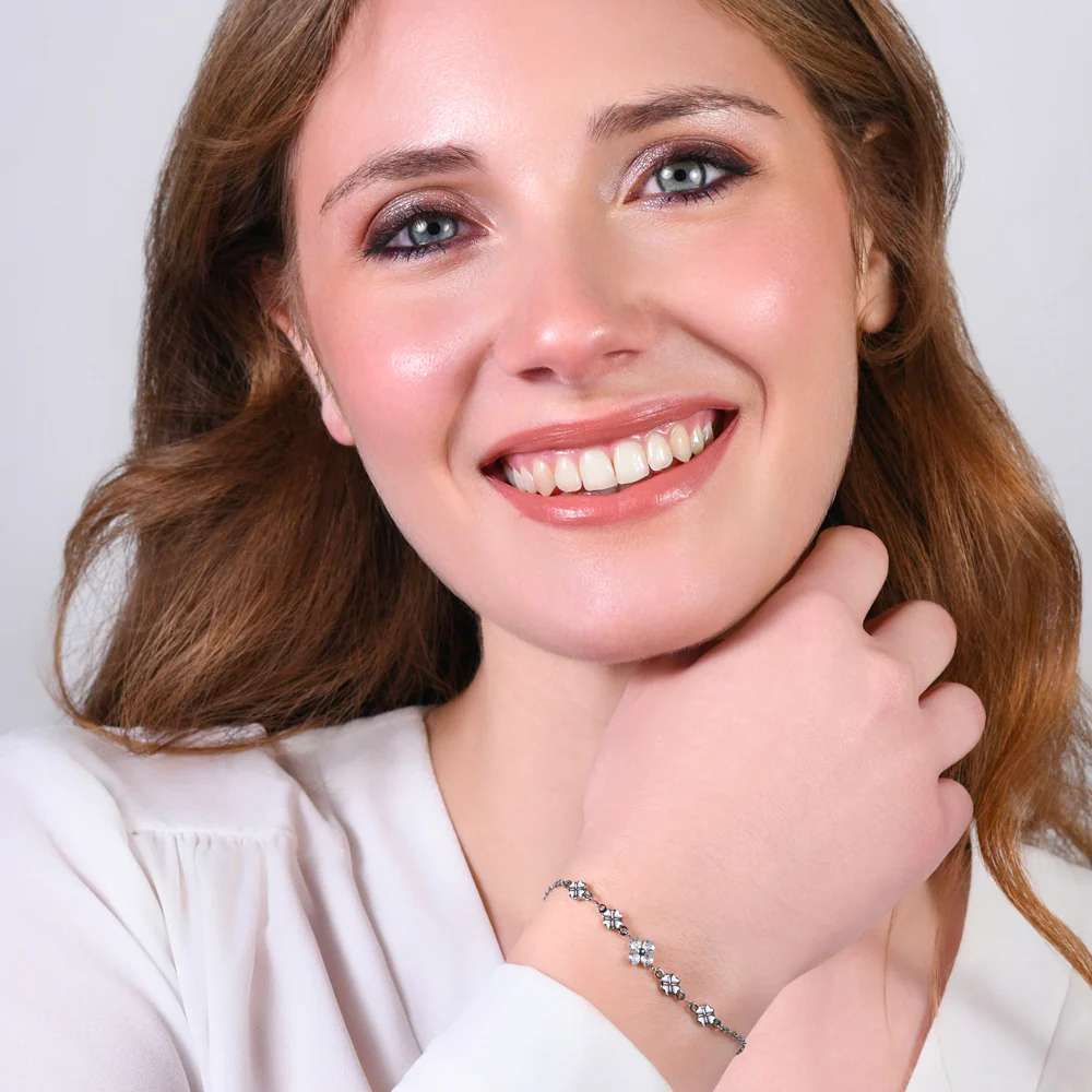 BRACCIALE IN ACCIAO CON QUADRIFOGLI E ZIRCONI BIANCHI - Image 3