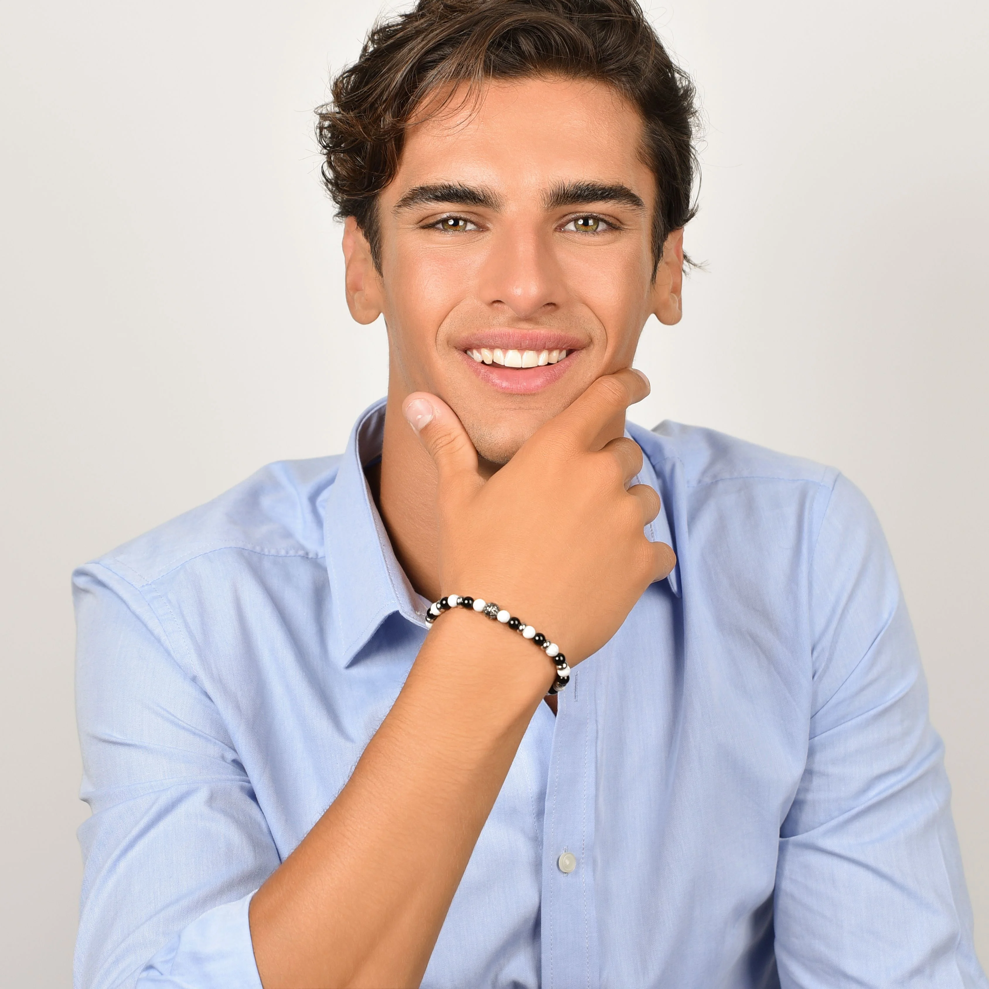 BRACCIALE UOMO ELASTICO CON PIETRE NERE E BIANCHE ED ELEMENTI IN ACCIAIO - Image 3