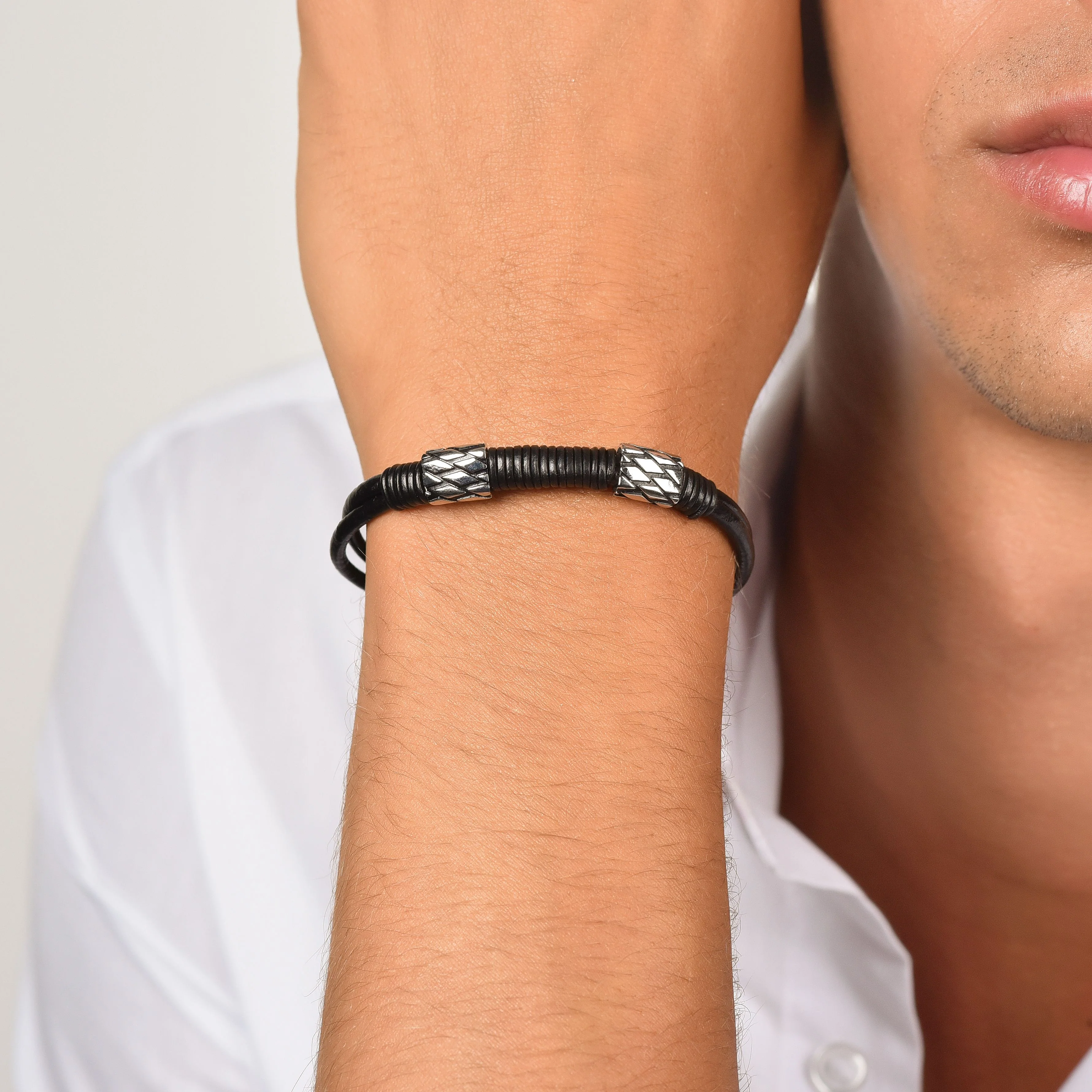 BRACCIALE UOMO IN CUOIO MARRONE CON ELEMENTI IN ACCIAIO - Image 2