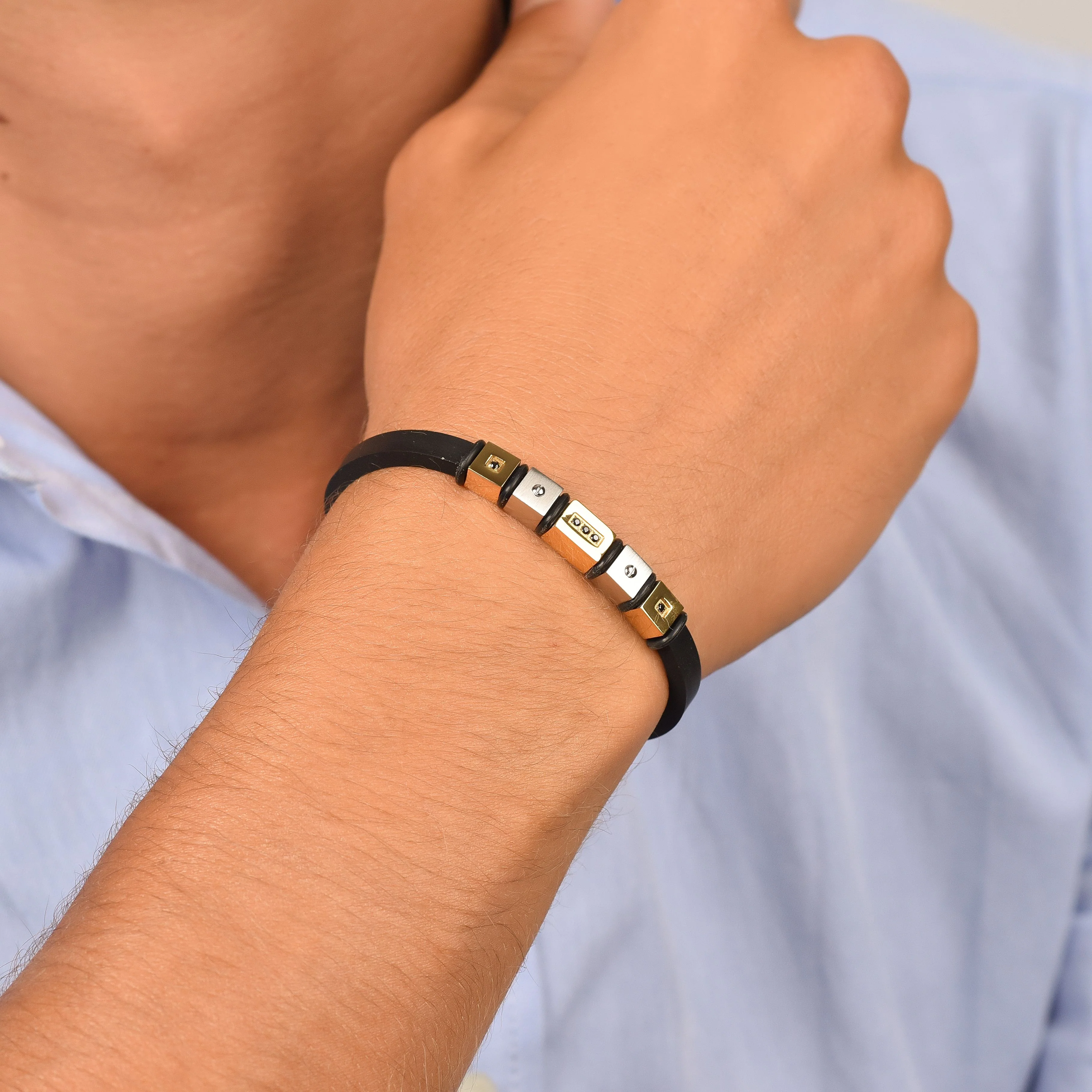 BRACCIALE UOMO IN SILICONE NERO CON ELEMENTI IN ACCIAIO E ACCIAIO IP GOLD - Image 2