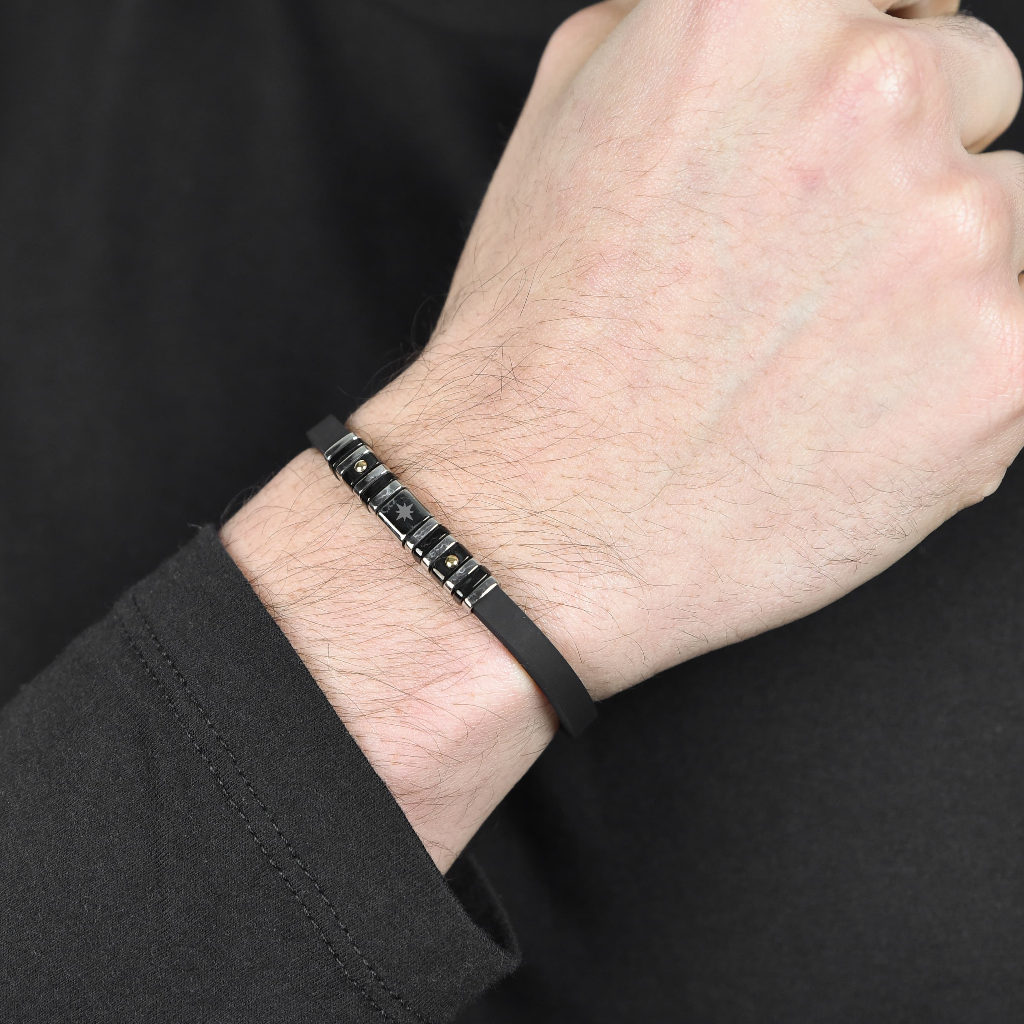 BRACCIALE UOMO SILICONE NERO CON ELEMENTI IN ACCIAIO E IP NERO E ROSA DEI VENTI - Image 2